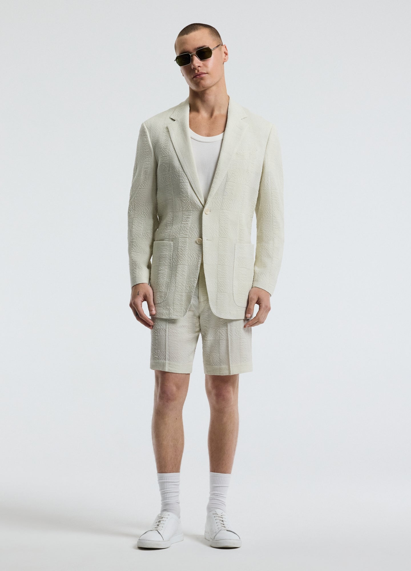 model:thomas|caption:Thomas wears size M|text:#000000